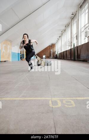 Jeune femme caucasienne dans l'activewear noire brûlant des calories Banque D'Images