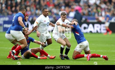 George Ford (deuxième à droite) est attaqué pendant le match Guinness Des Six nations au Stade de France, Paris. Banque D'Images