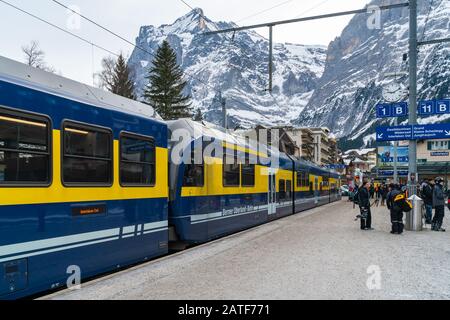 Grindelwald, SUISSE - 13 JANVIER 2020: Gare de Grindelwald avec passanger attendant de monter à bord d'un train. Banque D'Images