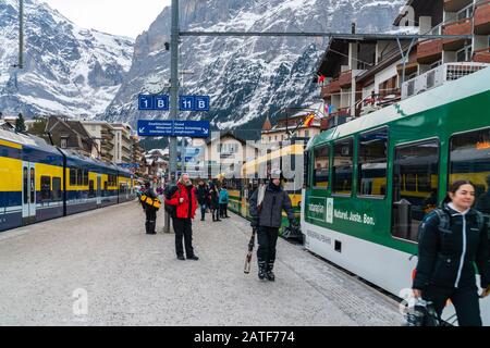 Grindelwald, SUISSE - 13 JANVIER 2020: Gare de Grindelwald avec passanger attendant de monter à bord d'un train. Banque D'Images