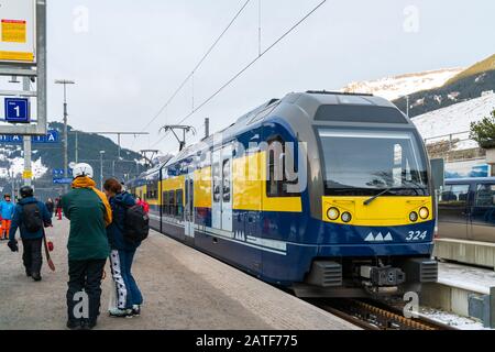 Grindelwald, SUISSE - 13 JANVIER 2020: Gare de Grindelwald avec passanger attendant de monter à bord d'un train. Banque D'Images