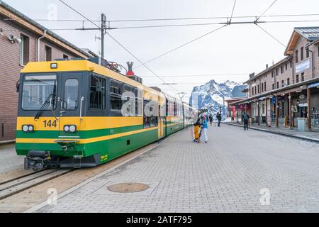 Grindelwald, SUISSE - 13 JANVIER 2020: Train vert et jaune de la Wengernalpbahn dont le train Banque D'Images