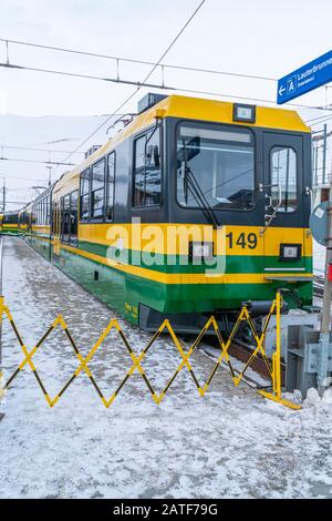 Grindelwald, SUISSE - 13 JANVIER 2020: Train vert et jaune de la Wengernalpbahn dont le train Banque D'Images