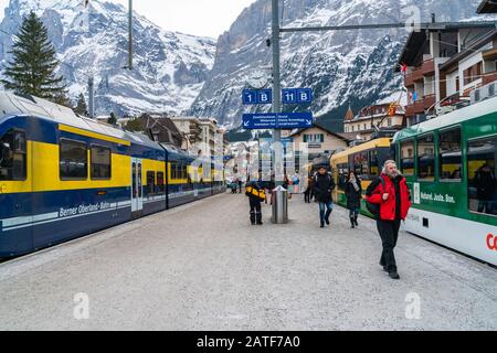 Grindelwald, SUISSE - 13 JANVIER 2020: Gare de Grindelwald avec passanger attendant de monter à bord d'un train. Banque D'Images