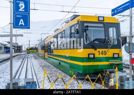 Grindelwald, SUISSE - 13 JANVIER 2020: Train vert et jaune de la Wengernalpbahn dont le train Banque D'Images