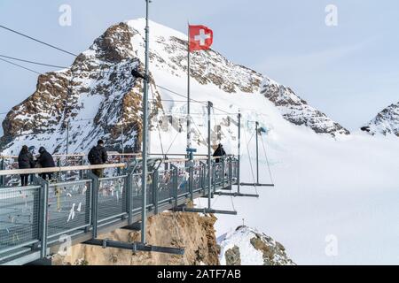 Jungfraujoch, SUISSE - 13 JANVIER 2020: Les touristes sur la plate-forme de visualisation Jungfraujoch (Haut de l'Europe) Banque D'Images