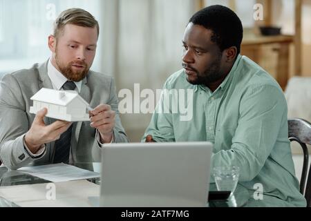 Homme ayant consultation de conseiller Banque D'Images