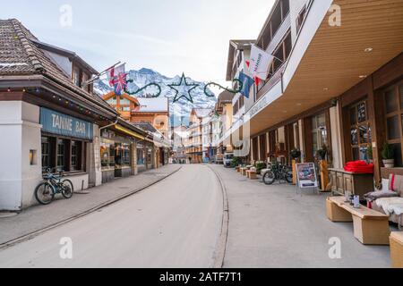 Wengen, SUISSE - 13 JANVIER 2020: Wengen est un village alpin suisse dans la région de l'Oberland bernois. Banque D'Images