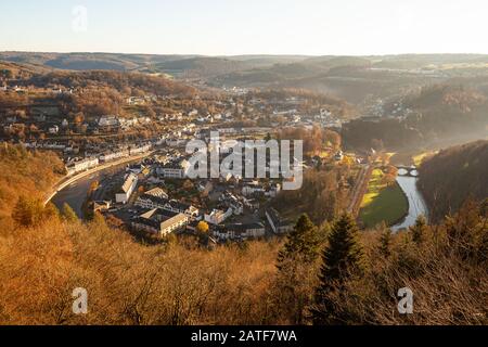 La petite ville pittoresque de Bouillon le long de la rivière Semois en Belgique Banque D'Images