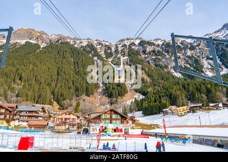 Wengen, SUISSE - 13 JANVIER 2020: Wengen est un village alpin suisse dans la région de l'Oberland bernois. Banque D'Images