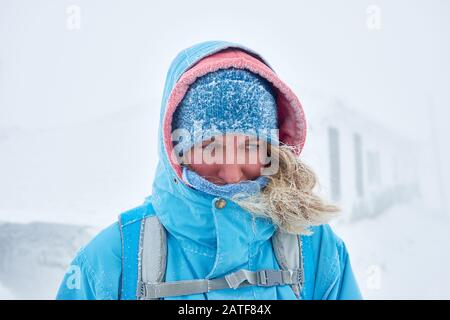 Portrait d'un jeune sportif dans une veste chaude et un chapeau vous regardant Banque D'Images