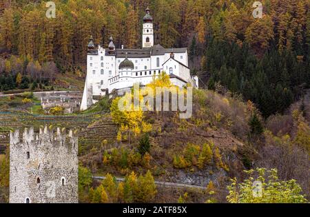 Abbaye De Marienberg. L'abbaye bénédictine la plus haute d'Europe s'élève au-dessus de Burgusio (Burgeis) dans la vallée de Venosta. Banque D'Images