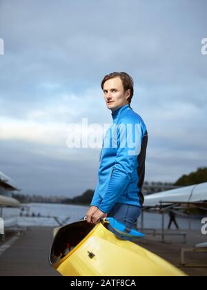 Vue à bas angle de l'homme caucasien d'âge moyen dans les vêtements de sport de natation Banque D'Images