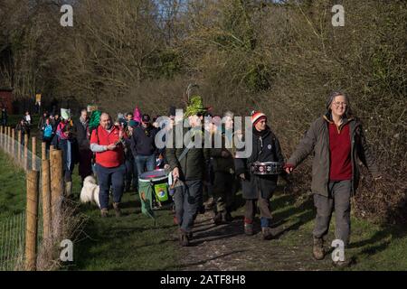 Uxbridge, Royaume-Uni. 1er Février 2020. Militants environnementaux de l'arrêt du  , Sauver la vallée de la Colne et la rébellion de l’extinction campagne contre la liaison ferroviaire à grande vitesse controversée du HS2 participent à une marche de « l’arrêt des Arbres » à partir du camp de protection de la faune de la route de la Harbil à Harefield à travers le parc national de Denham à trois adresses étroitement liées à Boris Johnson dans sa circonscription d’Uxbridge. Le premier ministre devrait prendre une décision imminemment quant à la question de savoir s'il doit poursuivre la ligne ferroviaire à grande vitesse. Crédit: Mark Kerrison/Alay Live News Banque D'Images