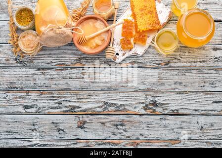 Ensemble de produits d'abeilles et de miel sur un fond blanc en bois. Espace libre pour le texte. Vue de dessus. Banque D'Images