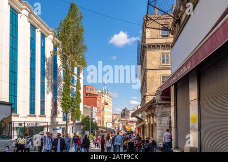 Une rue piétonne animée avec des Turcs profitant des boutiques et des cafés du quartier Sultanahmet d'Istanbul, en Turquie. Banque D'Images