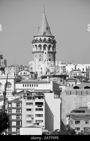 Istanbul, Turquie - 20 septembre 2017 : vue sur la Tour Galata une tour médiévale en pierre dans le quartier Galata/Karaköy d'Istanbul, Turquie, juste au nord Banque D'Images