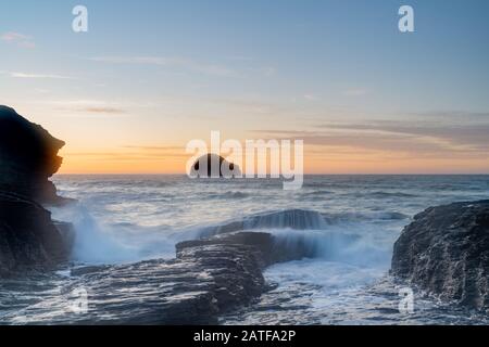 Trebarwith Strand sur la côte nord de Cornouailles alors que le soleil se couche un autre jour à cet endroit incroyablement beau à Cornwall. Banque D'Images