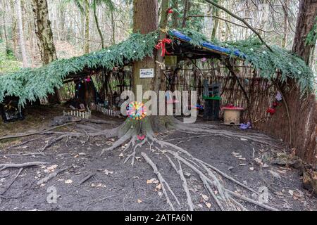 Grotte de fées mystérieuse et inhabituelle cachée dans les bois. Etherow Country Park, Stockport, Cheshire, Royaume-Uni. Banque D'Images