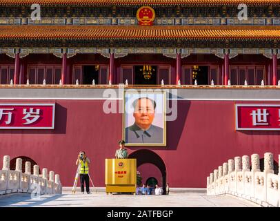 Garde militaire à La porte Cité Interdite, place Tiananmen, Pékin, République Populaire de Chine avec arpenteurs avant la célébration du 70 e anniversaire Banque D'Images