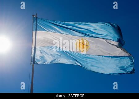 Drapeau national argentin soufflant dans le vent, Buenos Aires, Argentine, Amérique latine Banque D'Images