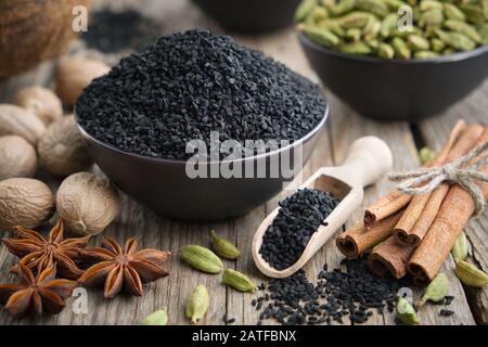 Graines saines de cumin noir ou de coriandre romaine et épices aromatiques : cardamome, noix de muscade, bâtons de cannelle. Ingrédients pour la cuisson. Soins Ayurveda. Banque D'Images