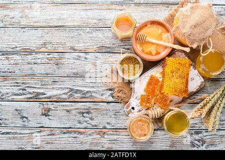 Ensemble de produits d'abeilles et de miel sur un fond blanc en bois. Espace libre pour le texte. Vue de dessus. Banque D'Images