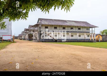 Vue encadrée sur l'entrée de la prison de St-Laurent-du-Maroni, prise une journée bien remplie sans peuple, Guyane française. Banque D'Images