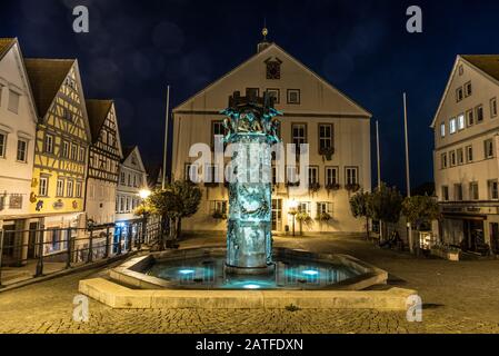 Hechingen, Bade-Wurtemberg, Allemagne, 14 septembre 2019, photo nocturne de la fontaine illuminée sur le marché devant l'hôtel de ville De Hec Banque D'Images