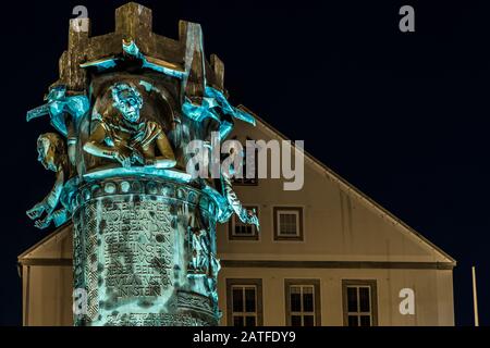 Hechingen, Bade-Wurtemberg, Allemagne, 14 septembre 2019, photo nocturne de la fontaine illuminée sur le marché devant l'hôtel de ville De Hec Banque D'Images