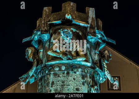 Hechingen, Bade-Wurtemberg, Allemagne, 14 septembre 2019, photo nocturne de la fontaine illuminée sur le marché devant l'hôtel de ville De Hec Banque D'Images