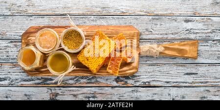 Ensemble de produits d'abeilles et de miel sur un fond blanc en bois. Espace libre pour le texte. Vue de dessus. Banque D'Images