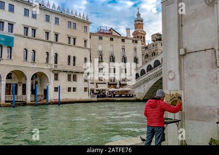 Un artiste peint une photo du pont du Rialto à Venise, en Italie, le pont du Rialto est le plus ancien pont qui enjambe le Grand Canal à Venise, en Italie Banque D'Images