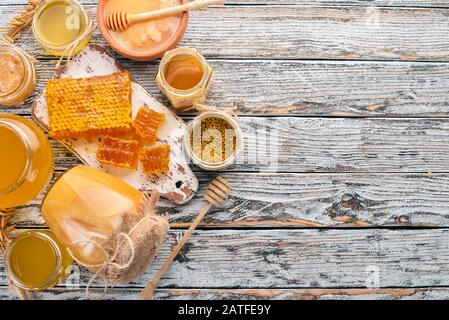 Ensemble de produits d'abeilles et de miel sur un fond blanc en bois. Espace libre pour le texte. Vue de dessus. Banque D'Images