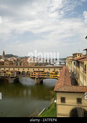 Ponte Vecchio vu de la Galleria degli Uffizi, Florence Banque D'Images