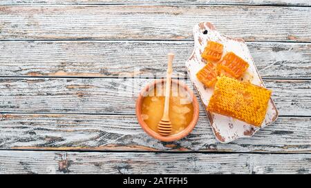 Ensemble de produits d'abeilles et de miel sur un fond blanc en bois. Espace libre pour le texte. Vue de dessus. Banque D'Images