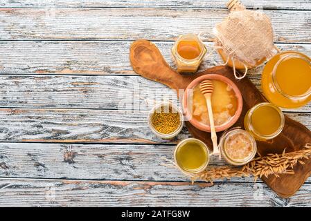 Ensemble de produits d'abeilles et de miel sur un fond blanc en bois. Espace libre pour le texte. Vue de dessus. Banque D'Images