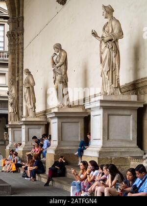 Touristes par les statues à Loggia dei Lanzi, Florence Banque D'Images