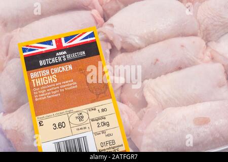 Film plastique enveloppé de cuisses de poulet ASDA avec motif Union Jack - concept de produits agricoles britanniques, gros plan de l'étiquette alimentaire, matériaux d'emballage alimentaire. Banque D'Images
