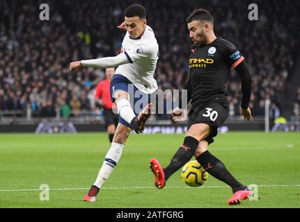 Londres, ANGLETERRE - 2 FÉVRIER 2020: DELE Alli de Tottenham et Nicolas Otamendi de City photographiés lors du match de la Premier League 2019/20 entre Tottenham Hotspur FC et Manchester City FC au stade Tottenham Hotspur. Banque D'Images