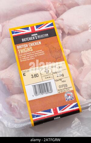 Film plastique enveloppé de cuisses de poulet ASDA avec motif Union Jack - concept de produits agricoles britanniques, étiquette alimentaire rapprochée, Utilisation Par date, emballage alimentaire Banque D'Images