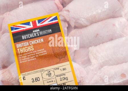 Cuisses de poulet ASDA enveloppées de film plastique avec motif Union Jack - concept de produits agricoles britanniques. Matériaux d'emballage alimentaire, produits à base de viande. Banque D'Images