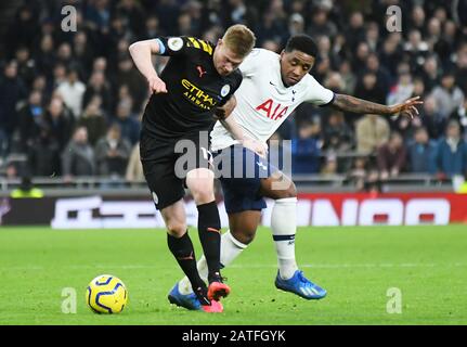 Londres, ANGLETERRE - 2 FÉVRIER 2020: Kevin de Bruyne de City et Steven Bergwijn de Tottenham photographiés lors du match de la Premier League 2019/20 entre Tottenham Hotspur FC et Manchester City FC au stade Tottenham Hotspur. Banque D'Images