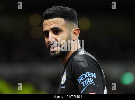 Londres, ANGLETERRE - 2 FÉVRIER 2020: Riyad Mahrez de la ville photographié lors du match de la Premier League 2019/20 entre Tottenham Hotspur FC et Manchester City FC au stade Tottenham Hotspur. Banque D'Images