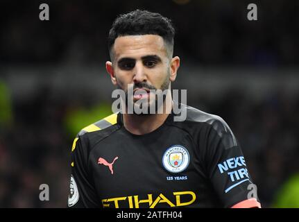 Londres, ANGLETERRE - 2 FÉVRIER 2020: Riyad Mahrez de la ville photographié lors du match de la Premier League 2019/20 entre Tottenham Hotspur FC et Manchester City FC au stade Tottenham Hotspur. Banque D'Images