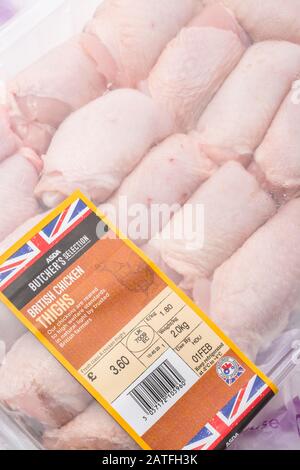 Film plastique enveloppé de cuisses de poulet ASDA avec le graphique Union Jack - British Farm Produce concept, étiquette alimentaire gros plan, produits de viande britanniques. Banque D'Images
