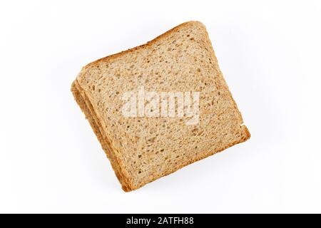 Vue de dessus des tranches de pain grillé au blé d'épeautre complet sur fond blanc Banque D'Images