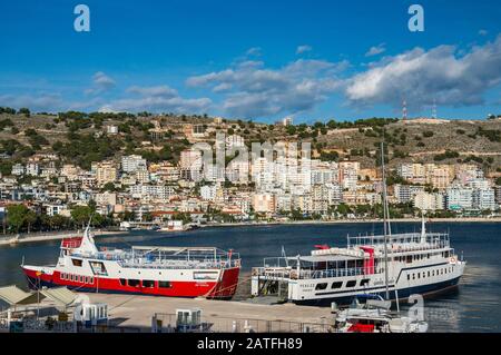 Ferries depuis la Grèce au port de Saranda, côte de la mer Ionienne à Saranda (Sarande), Riviera albanaise, Albanie Banque D'Images