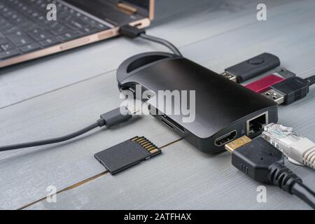 Adaptateur ou concentrateur USB de type C avec divers accessoires : poignées de commande, hdmi, ethernet, carte mémoire, câbles. Banque D'Images