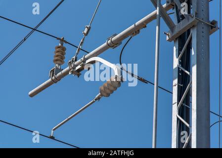 Lignes De Train Électriques Fils De Chemin De Fer Et Ciel Bleu Au-Dessus Banque D'Images